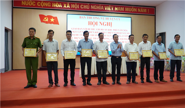 Hội nghị giao ban bí thư chi bộ ấp, khu phố